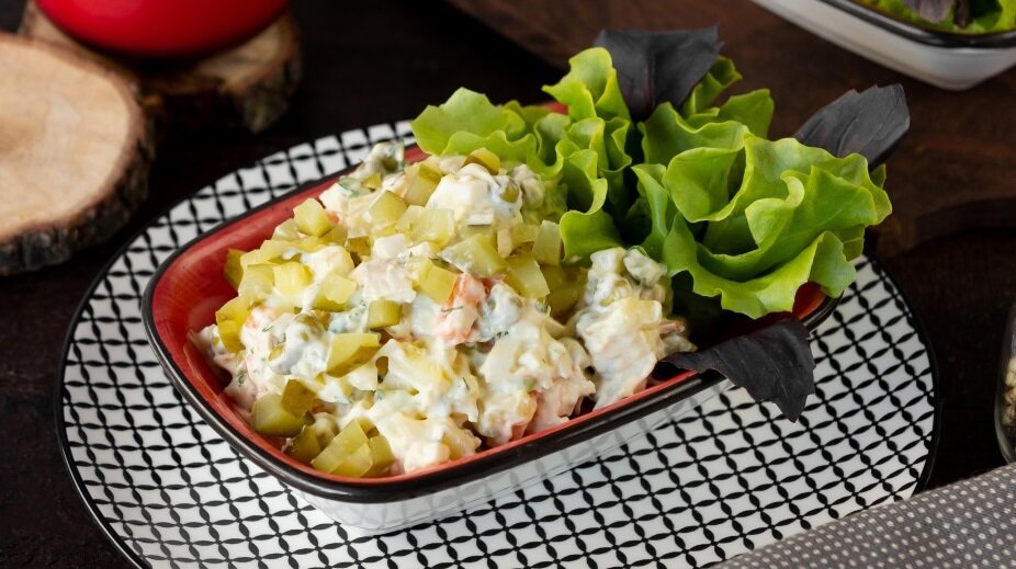 Аппетитный салат с цветной капустой и яйцом - отличная закуска на праздничный и повседневный стол! Фото: freepik.com