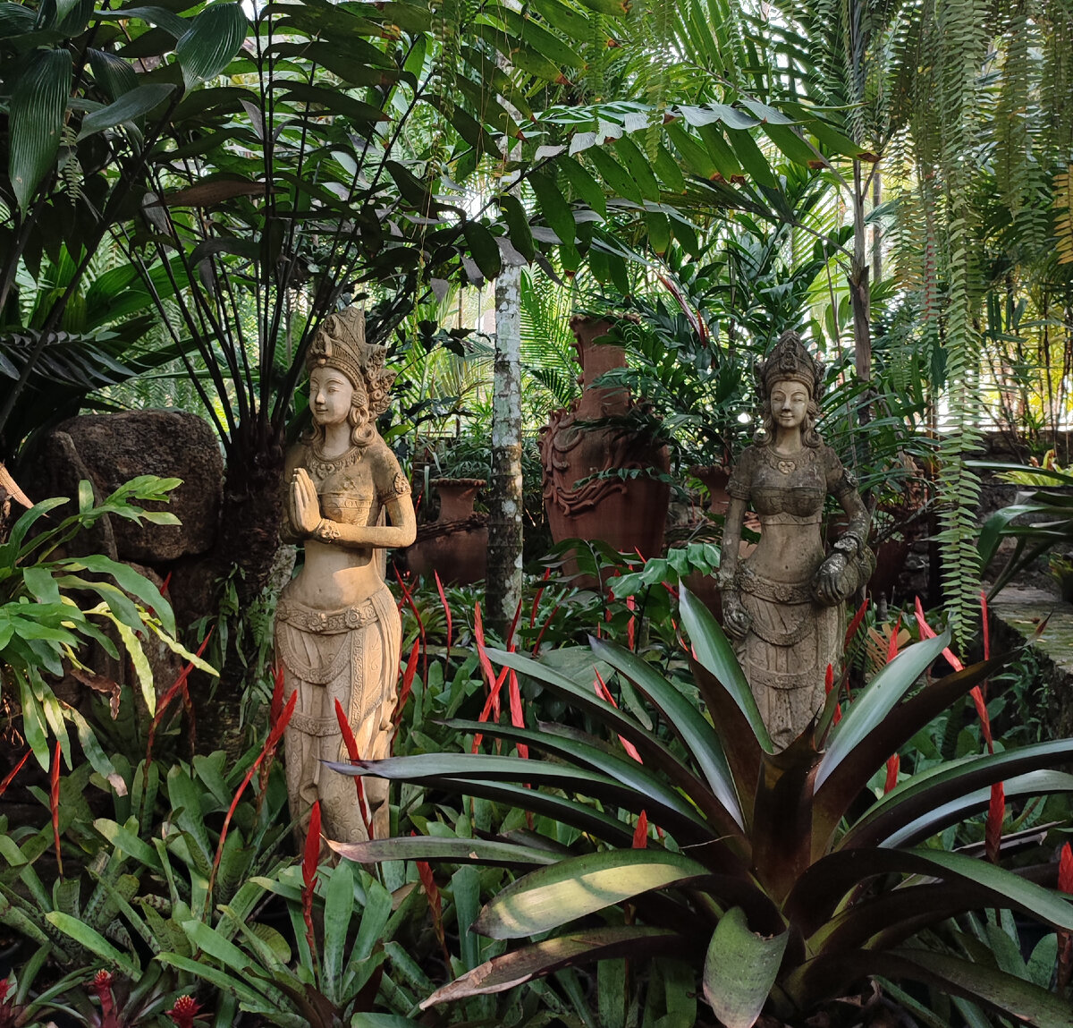 А ещё в саду живут экзотические скульптуры