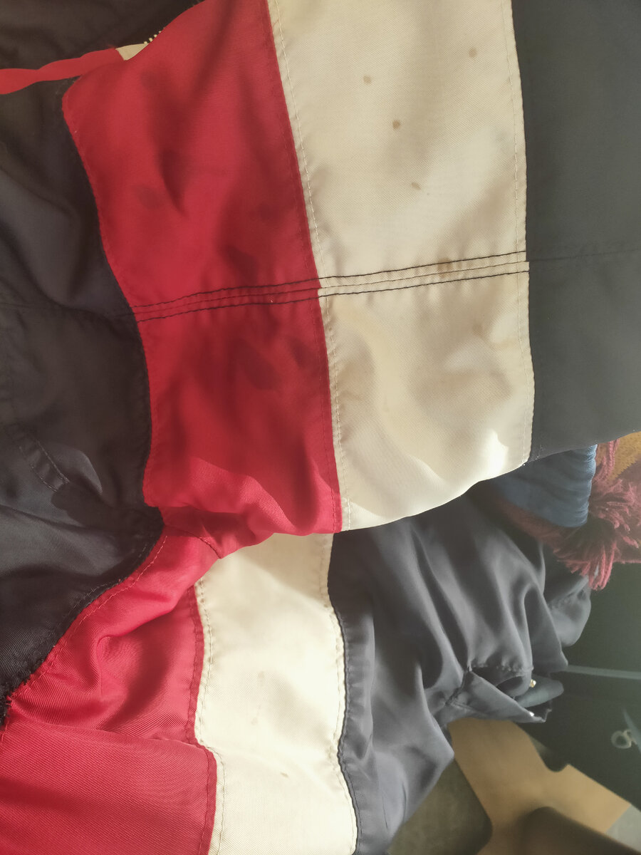 Куртка в какой-то ореховой пасте, которой меня облили