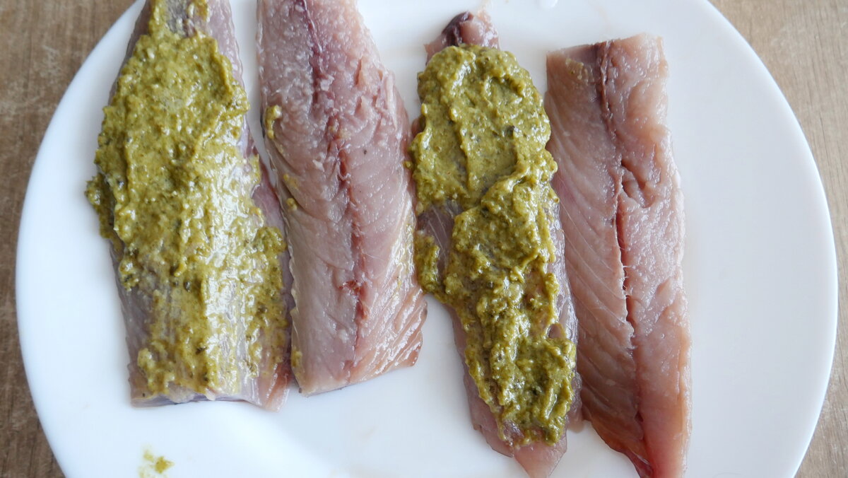 Куски филе подрезать, чтобы они получились одинаковой длины. Одно из них смазать с песто, накрыть другим филе.