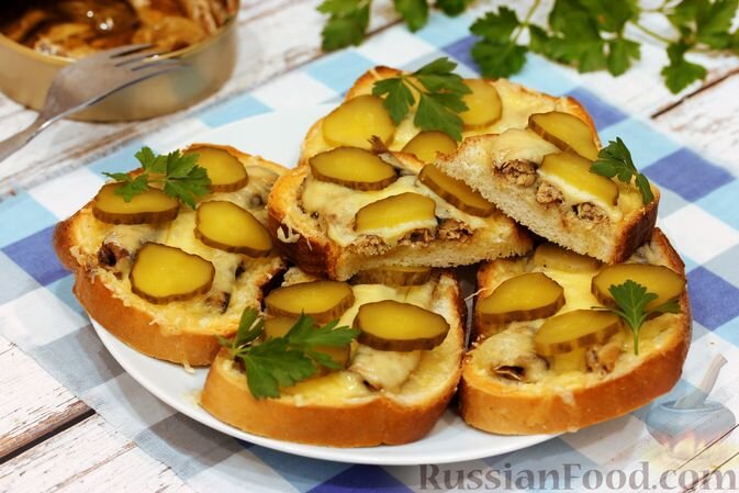 Бутерброды с баклажанами, помидорами, сыром и чесноком