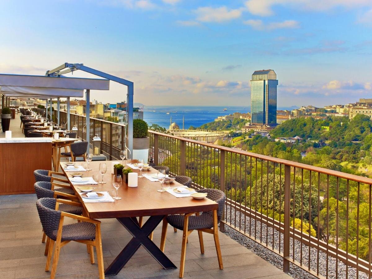 Террасы стамбула. Терраса Rooftop Стамбул. St Regis Стамбул. Spago Istanbul. Нишанташи Стамбул.