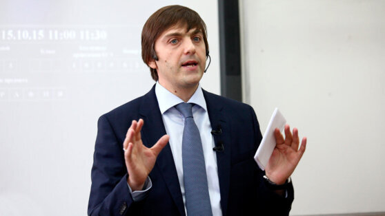    Минпросвещения готово утвердить новую систему оплаты труда учителей в 2023 году Алина Городниченко