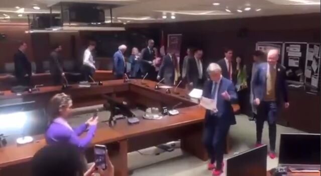    Мужчины в правительстве Канады переобулись в розовые женские туфли Кадр из видео