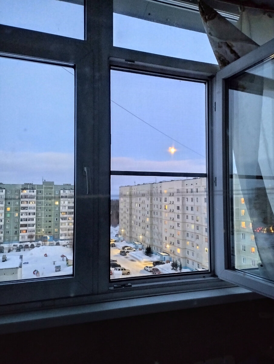 Фото автора. Луна в окне.