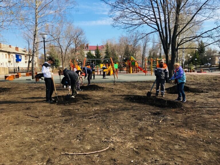    В Оренбуржье сотни жителей региона присоединились к Всероссийскому субботнику Андрей Севостьянов