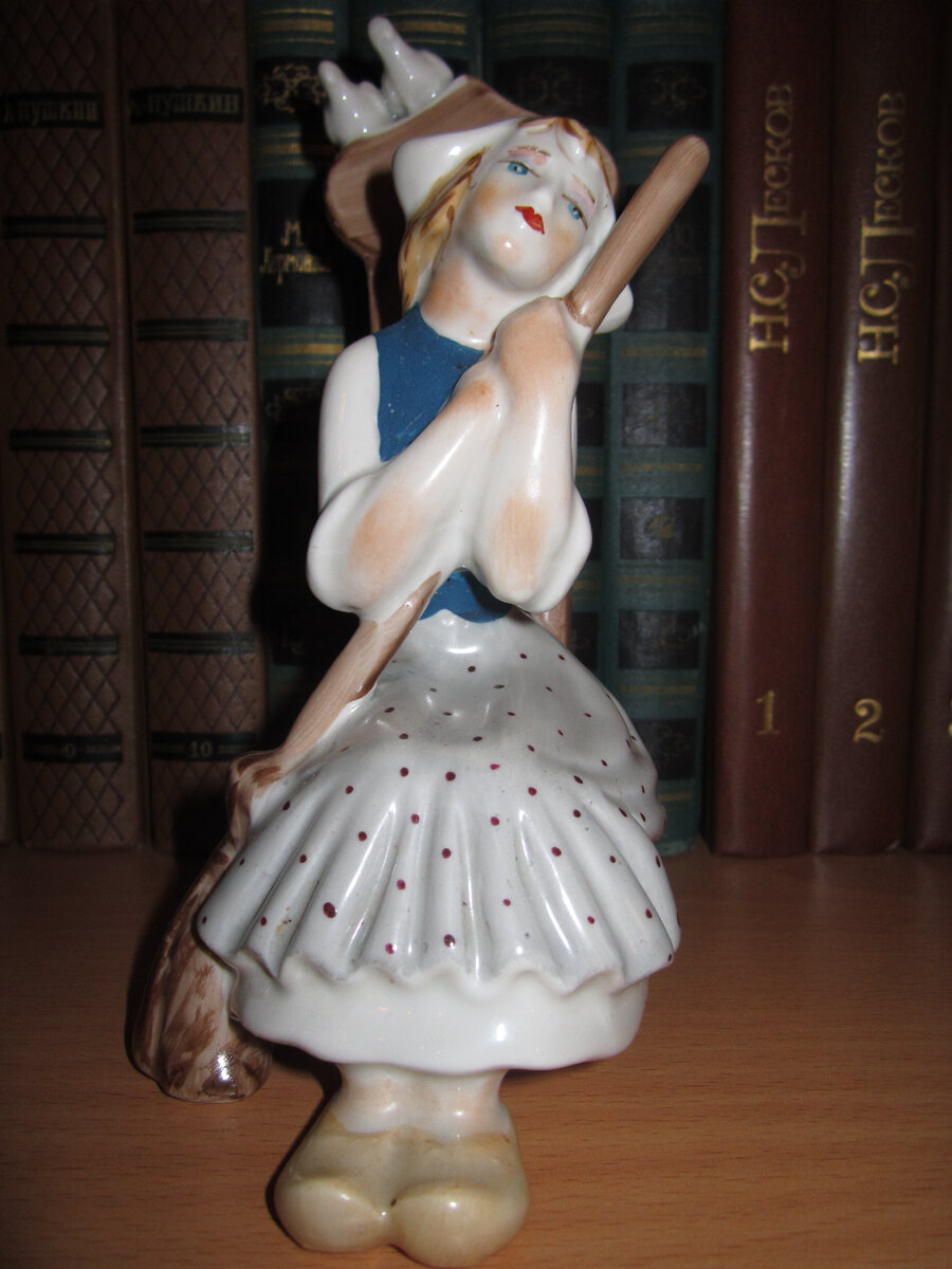 Фарфоровая статуэтка "Золушка". Киевский экспериментальный керамико-художественный завод . Скульптор Лазовая Т.В. Листайте страницы галереи.