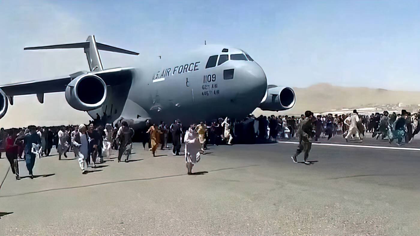 Люди падают с самолета. Кабул аэропорт. Американский самолет улетает из Афганистана. Американцы убегают с Афганистана.
