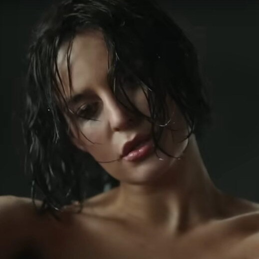     Рецензия на клип: Артём Качер и Севиль – «Один из двух». Хоум-видео как искусство