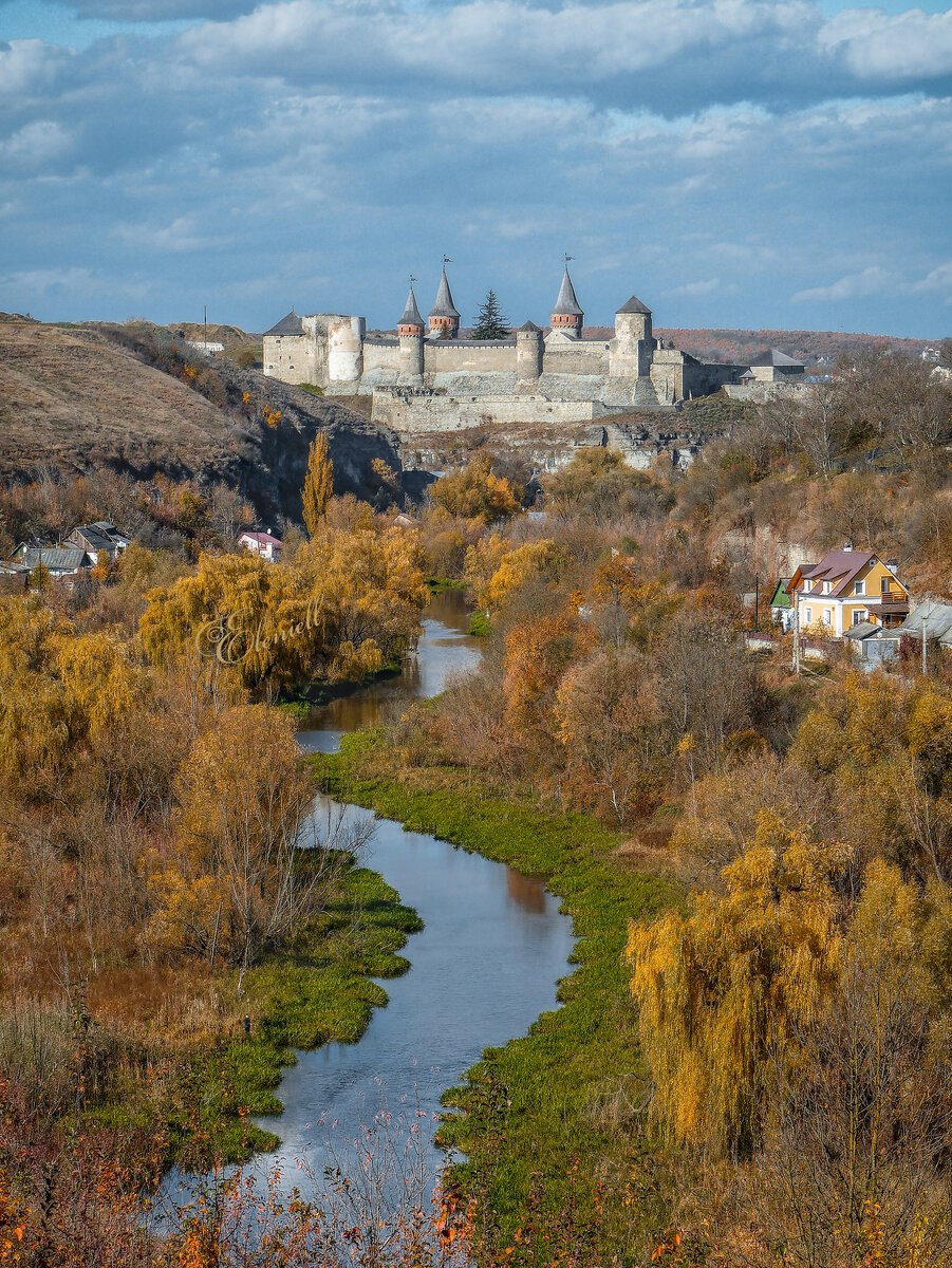 Старый Замок и речка Смотрич. Фото: Eleniell