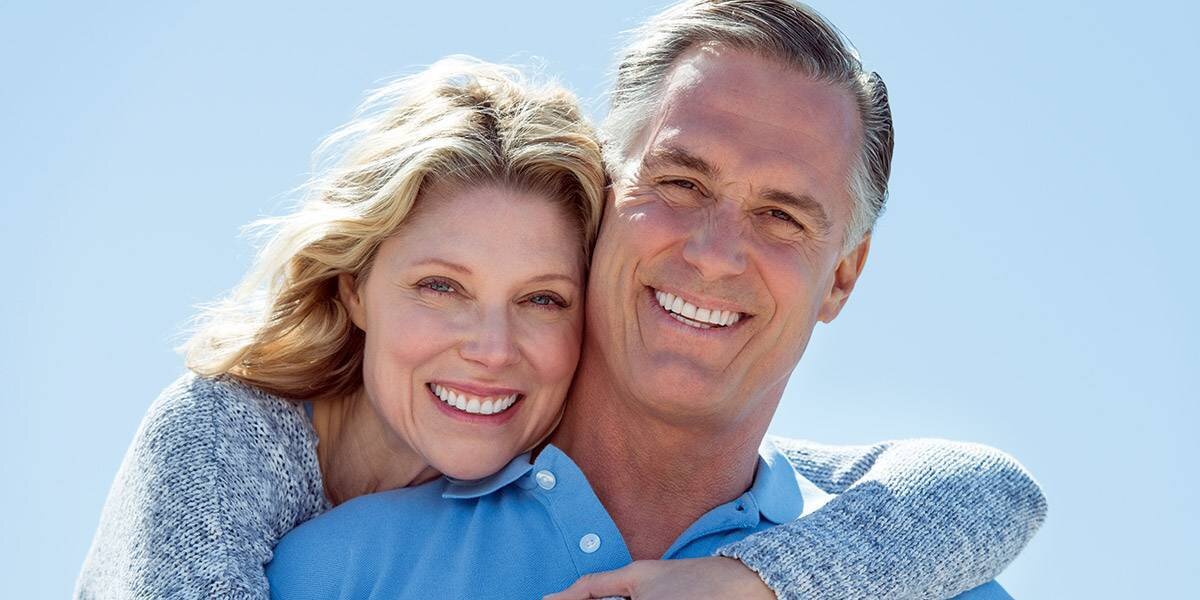 пожилые люди с красивыми зубами. молодые пенсионеры. мужчина и женщина в возрасте. мужчина и женщина средних лет. женщина пожилого возраста.