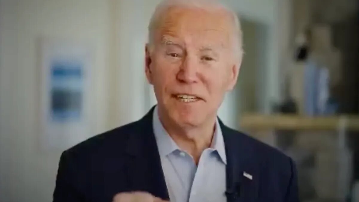 Стоп-кадр из видеообращения Байдена американцам
