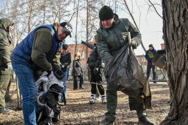    Одним из первых на уборку улиц вышел врио главы региона со своей командой. Фото: правительство Омской области