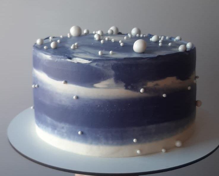 Здесь начинка "Сникерс" - шоколадные коржи, солёная карамель, арахис и крем чиз