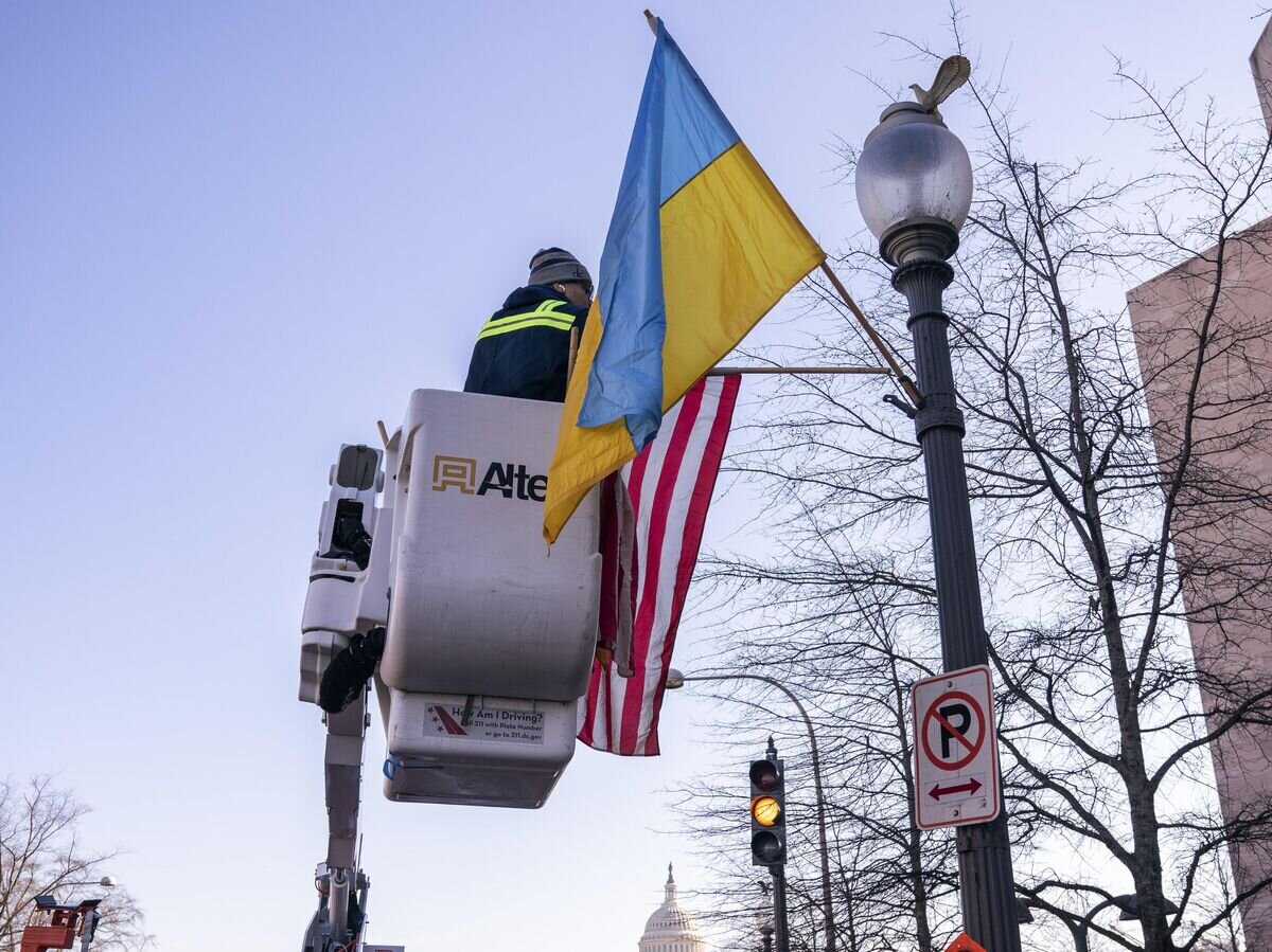    Флаги США и Украины на Пенсильвания-авеню в Вашингтоне© AP Photo / Jacquelyn Martin