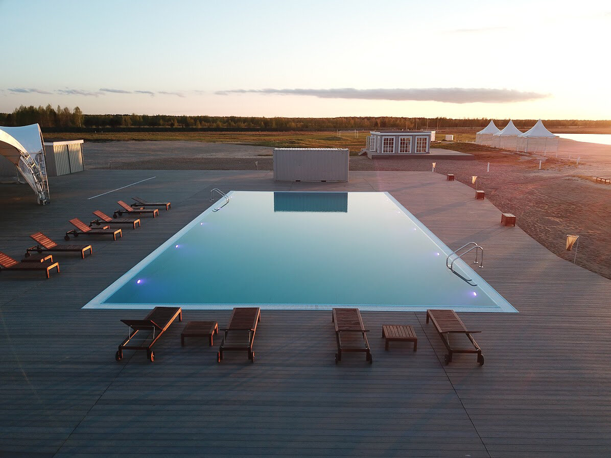 Строительство бассейна под ключ вместе с террасой. Ссылка: https://1pools.ru/about/realizovannye-proekty/stroitelstvo-obchestvennih/14979/