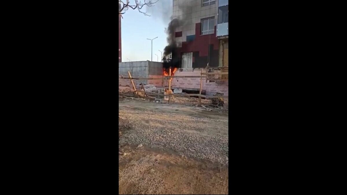     Пожар произошел на стройке. Видео с места ЧП очевидцы опубликовали в социальных сетях.