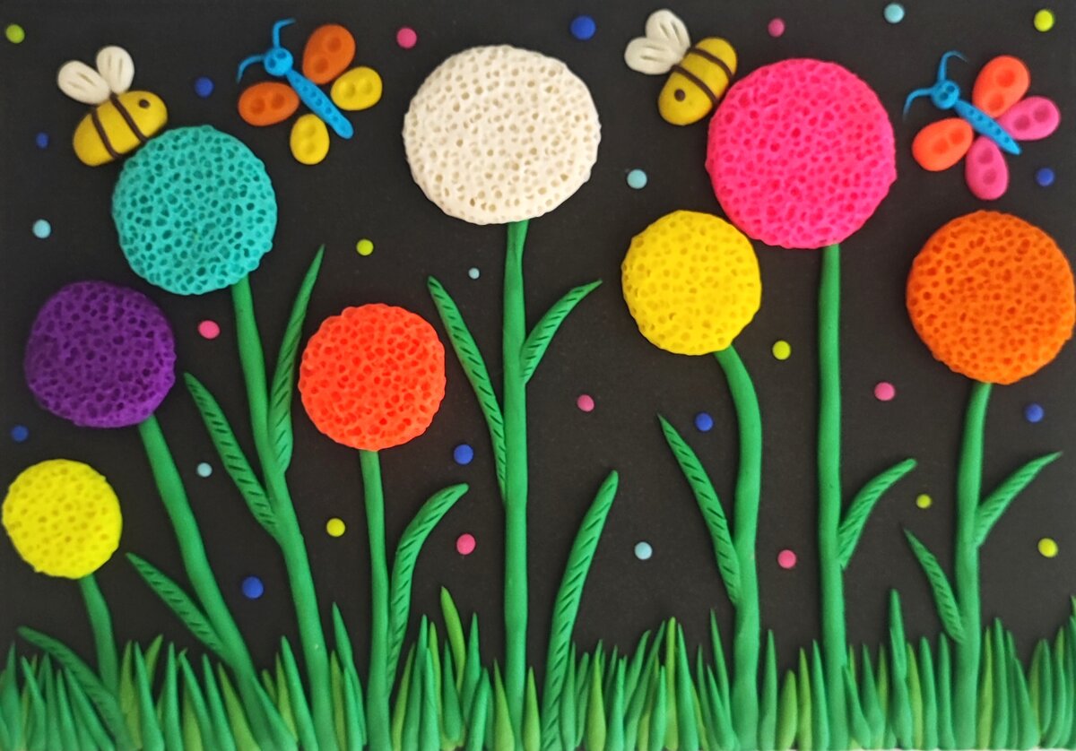 Готовый вариант аппликации из пластилина на цветном картоне Цветы на поляне.