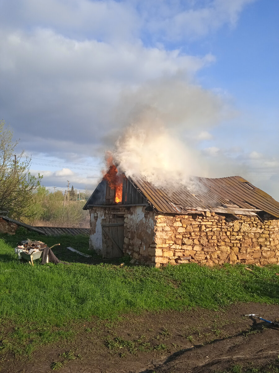 Первые языки пламени вырвались наружу