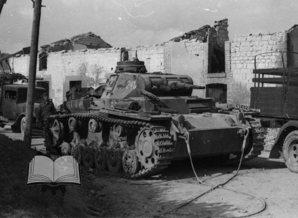 Сломавшийся Pz.Kpfw.III Ausf.F. Частые поломки коробок передач стали причиной срыва выпуска Z.W.38 и испорченных отношений между Daimler-Benz с Генрихом Книпкампом.
