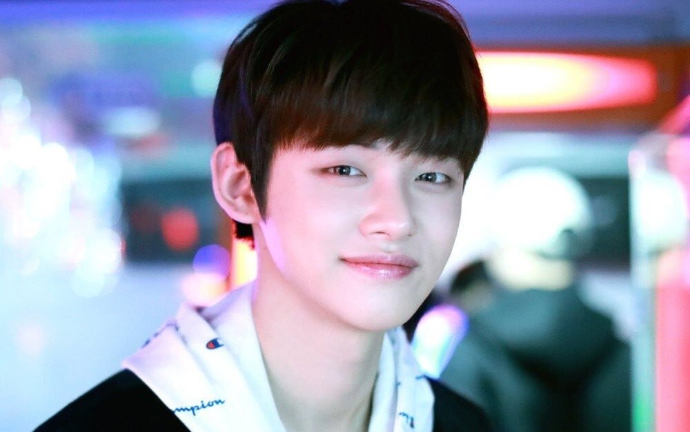 Ёнджун из TXT был бэк-дансером в номере Singularity во время тура BTS Love Yourself