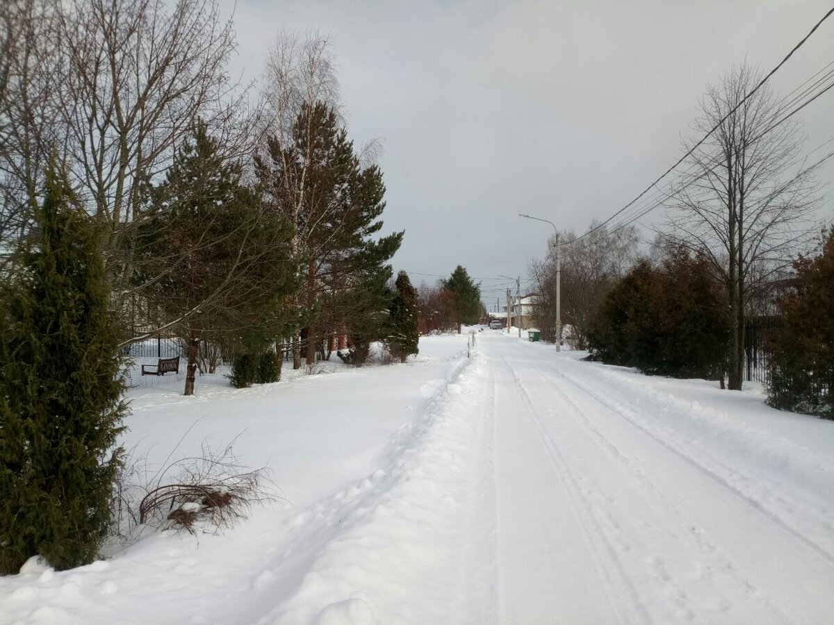 Наша улица после снегопадов. В сторону магазинов