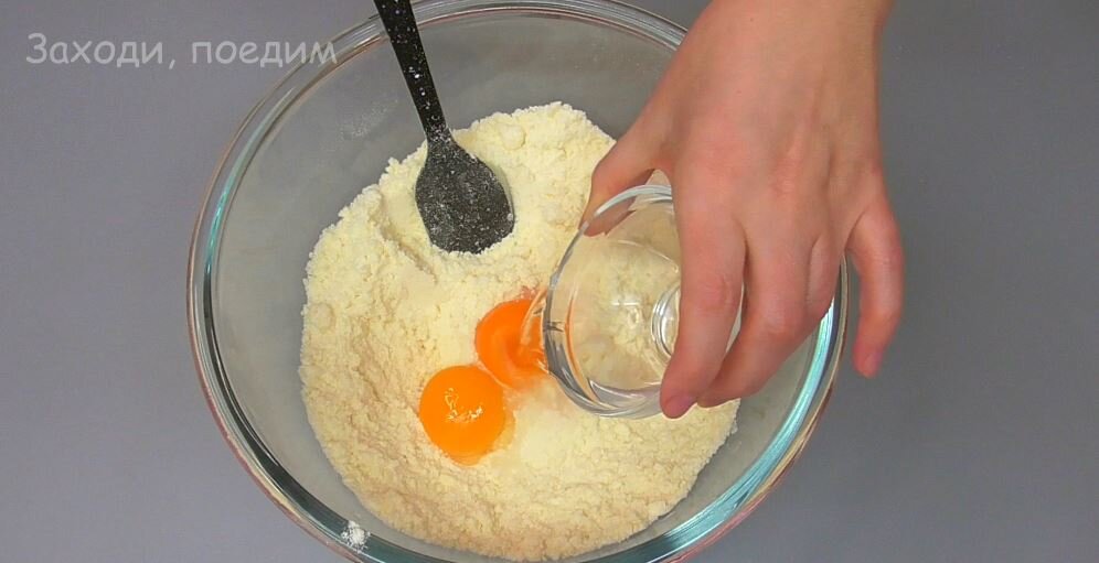 Пирог сметанник со вкусом баунти — очень простой в приготовлении пирог, а вкус просто на высший балл (песочный корж и кремовая начинка)