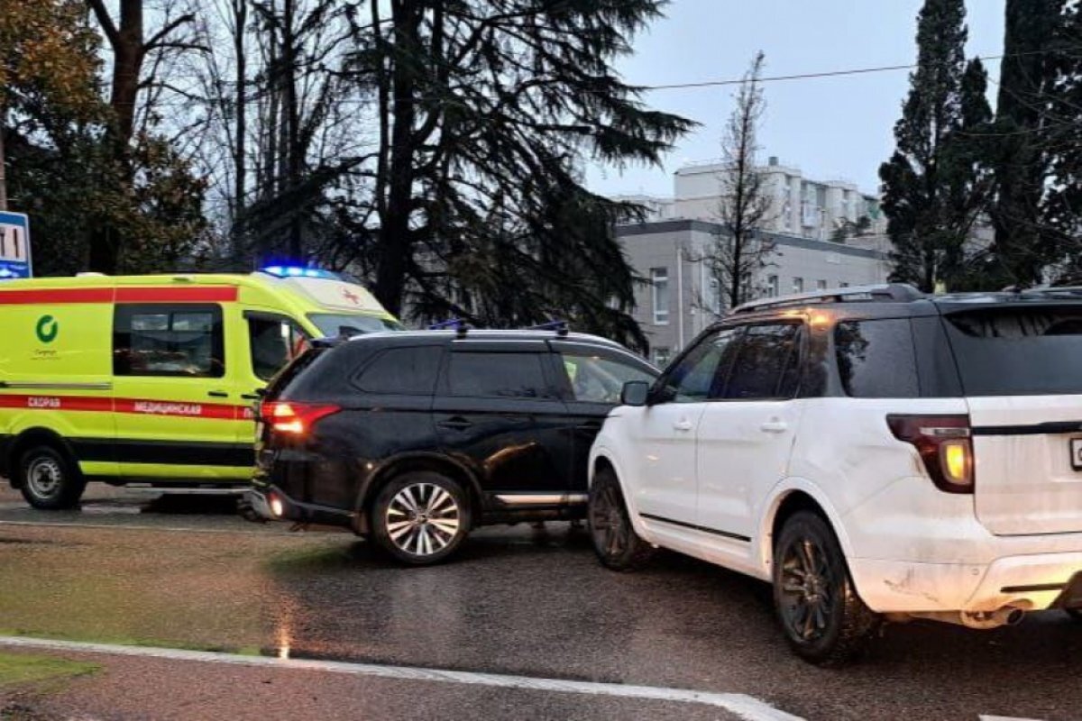    В Сириусе в ДТП с двумя иномарками пострадали водитель и пассажирка