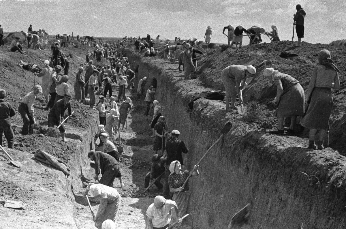 Рытьё противотанковых рвов, 1941 г. / Общедоступное фото