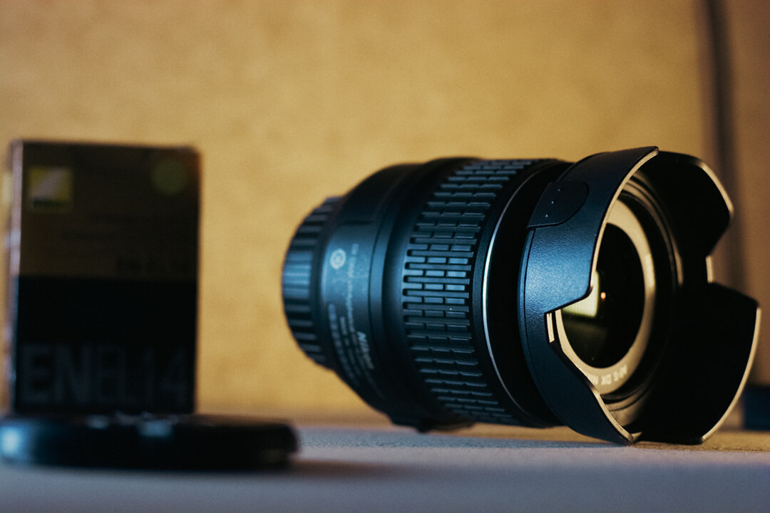 Фото сделано с двумя источниками света,одним из которых является фонарь.