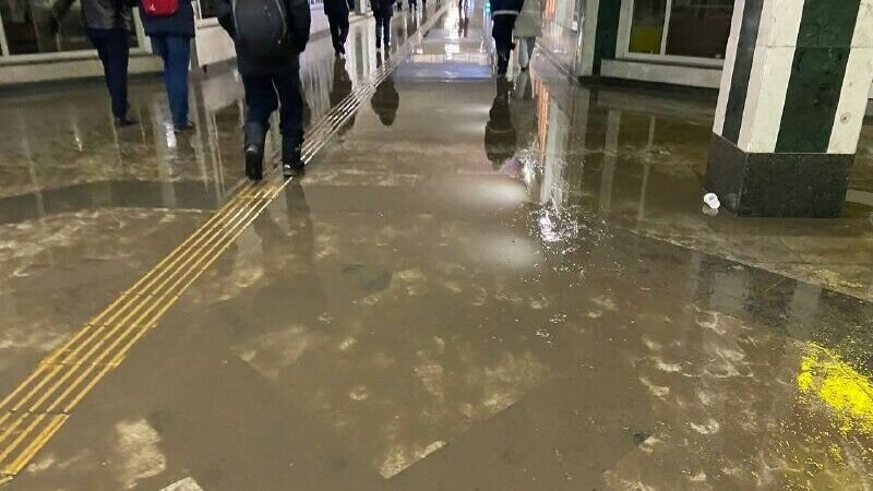     В Казани станция метро «Площадь Тукая» постепенно превращается в болото. На это обратил внимание корреспондент Inkazan.