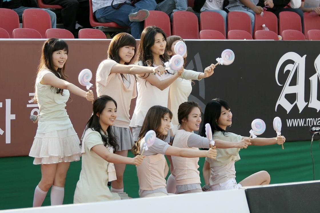    Girls' Generation в 2008:Wikipedia / 와사비콘텐츠