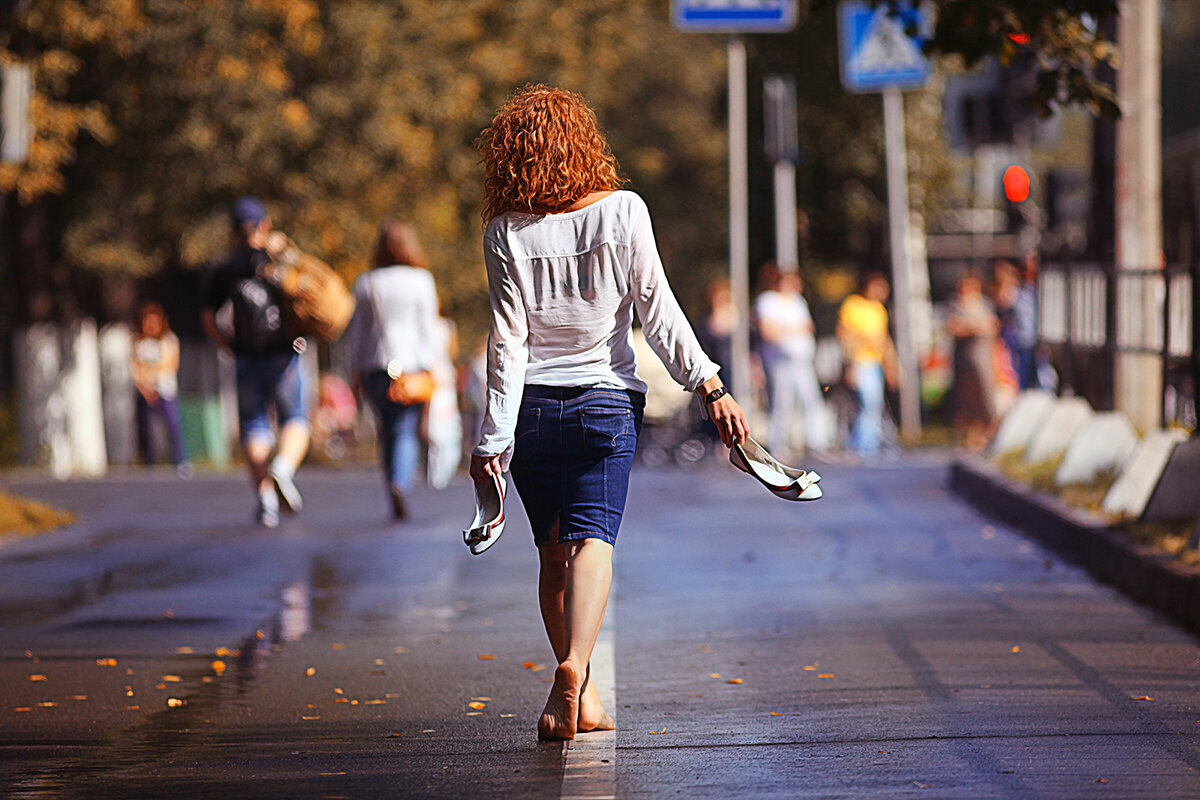 Девушка идет по улице