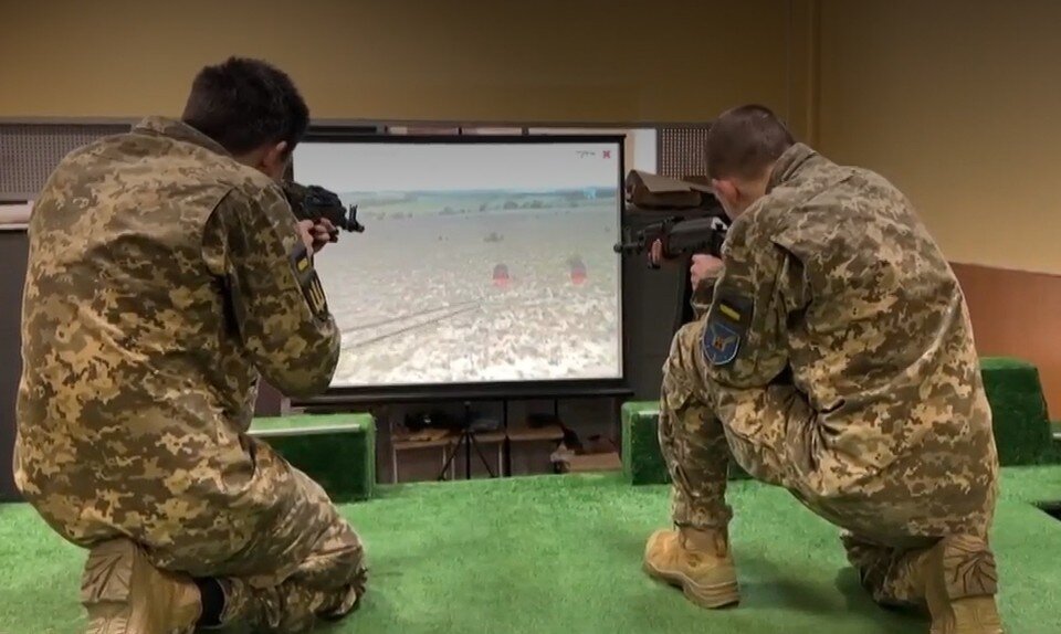     Украинских школьников учат стрелять по виртуальным мишеням  Кадр видео