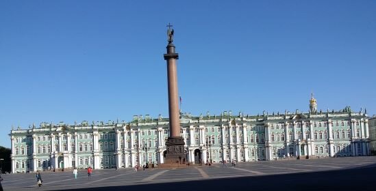 Александрийский столп на фоне Эрмитажа.