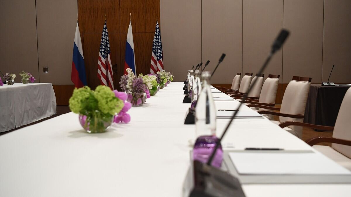    Стол переговоров в отеле "Президент" в Женеве© РИА Новости / Павел Бедняков