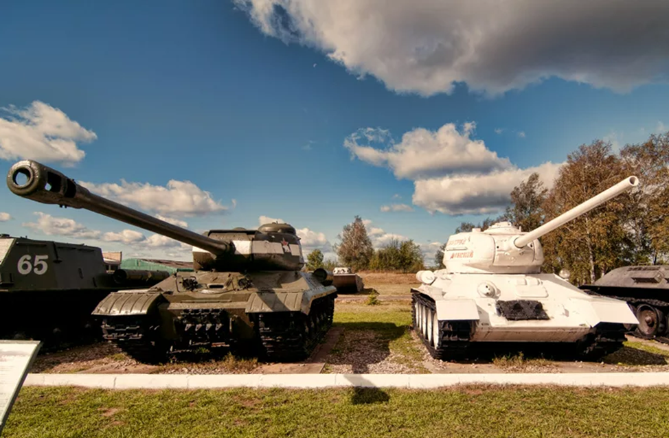 Ис 2 тигр. Ис2 т34. ИС-2 И Т-34. Т-34-85 И ИС-2. Танк ИС 2 И Т 34 85.