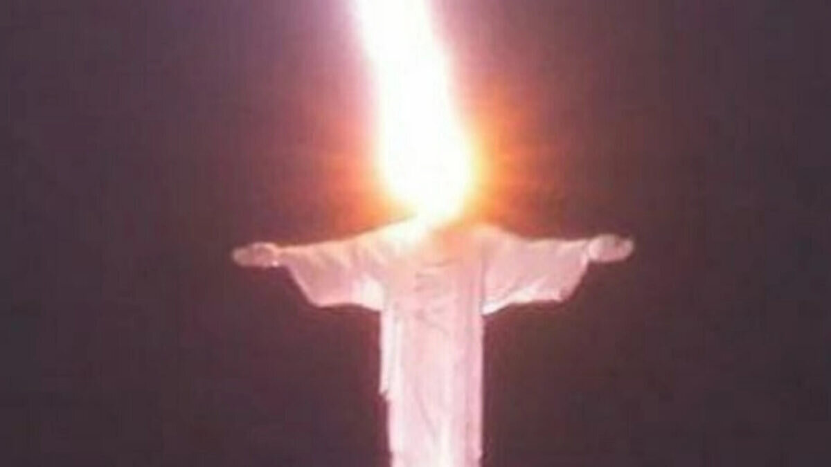 Молния попала в статую свободы. Статуя Христа-Искупителя молния. Статуя Христа-Искупителя Бразилия молния. В статую Христа Искупителя попала молния. Молния в статую Христа Рио де Жанейро.