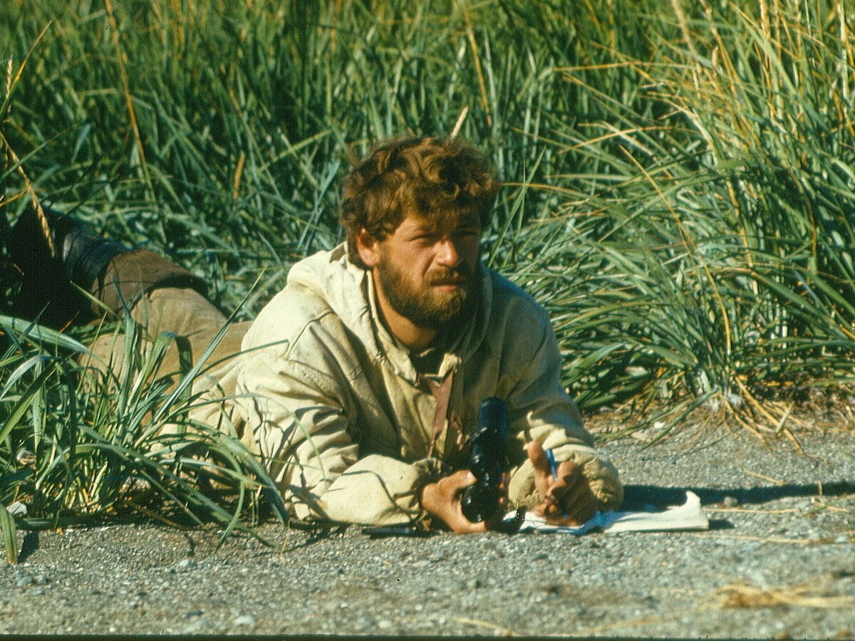 Андрей Семенов наблюдает з лежбищем моржей. 1987 год, Камчатка.