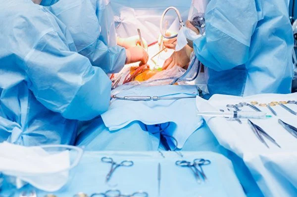 Китайские военные госпитали причастны к преступлениям, связанным с принудительным извлечением органов у живых доноров. На фото: Пересадка печени. (Shutterstock)