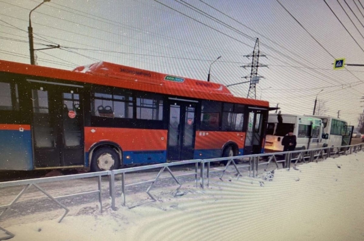    В Тольятти в ДТП рейсового автобуса и двух маршруток пострадали 3 пассажира