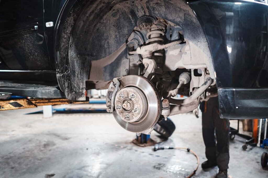 Нужно снять кулак и тормозной механизм