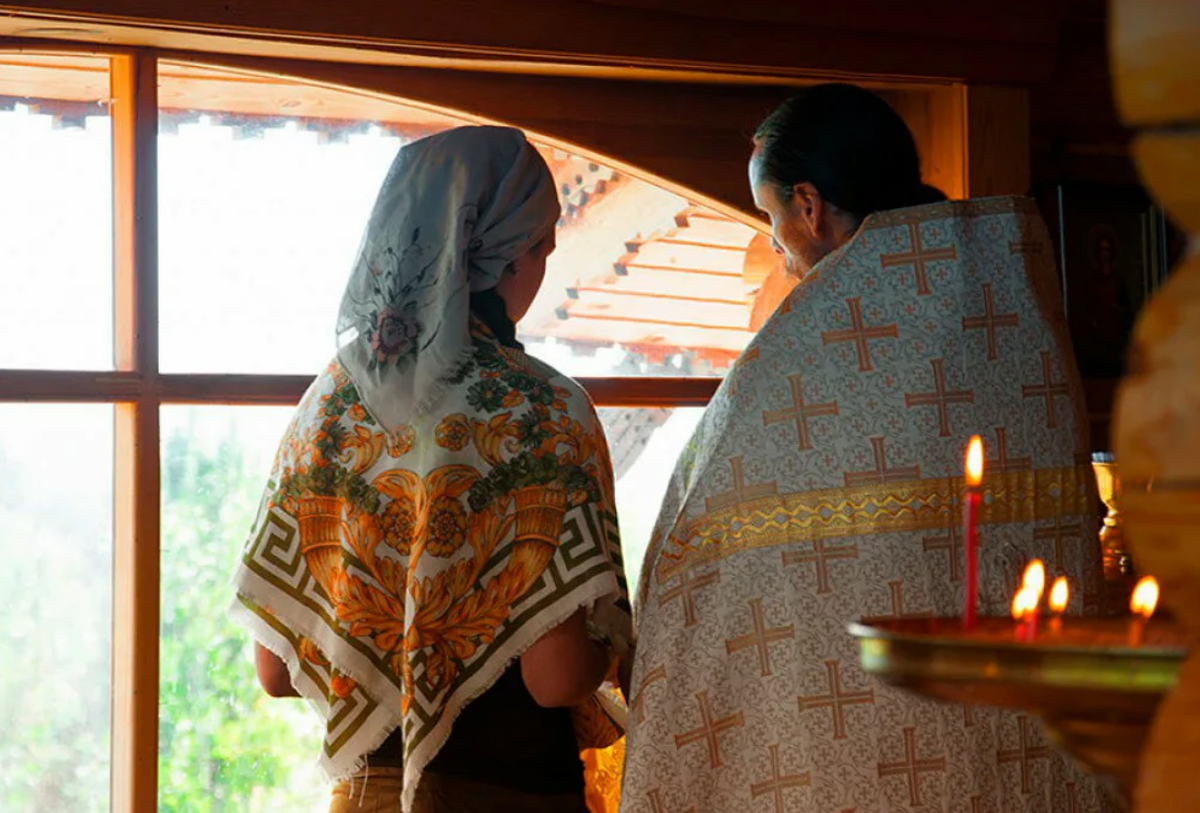 Молитва православной женщины. Женщина в храме. Православная женщина в храме. Исповедь в храме. Разговор со священником.