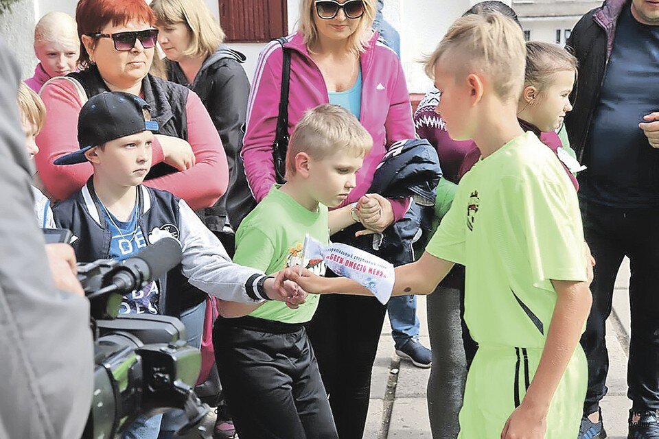    Перед стартом участники с ограничен- ными возможностями здоровья передали символическую эстафету спортсменам. Фото: Администрация Стаханова