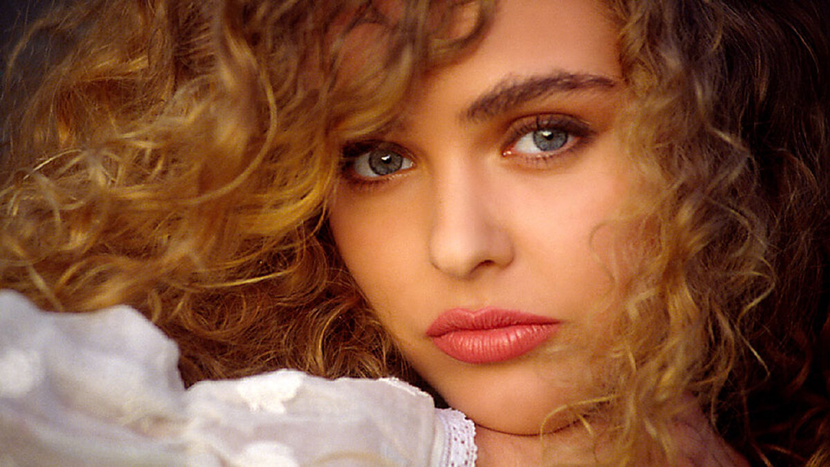 Коринна Харни (PMOY 1992).