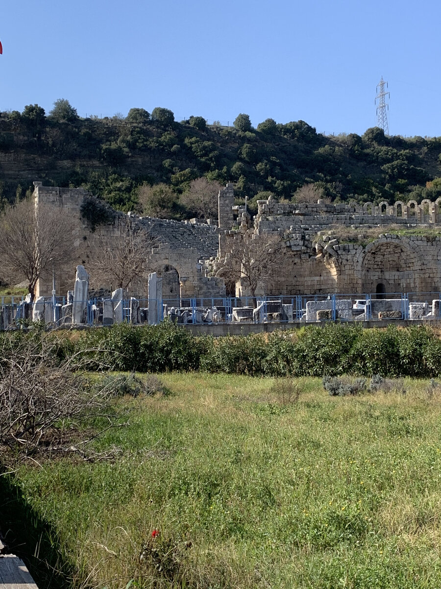 Амфитеатр. Почему-то нам показалось, что проход к нему закрыт, но оказалось, что зайти можно было, но мы уже устали.