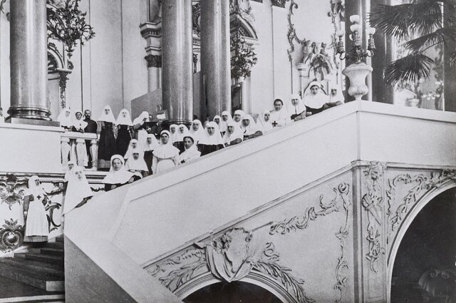 Файл:Nicholas II declaring war on Germany from the balcony of the Winter Palace.
