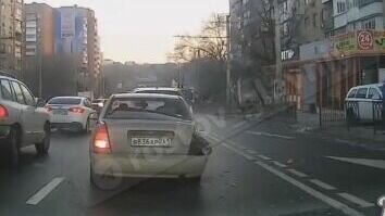     В Ростове-на-Дону в районе РГУПС произошло массовое ДТП с участием шести автомобилей, сообщили очевидцы в социальных сетях.