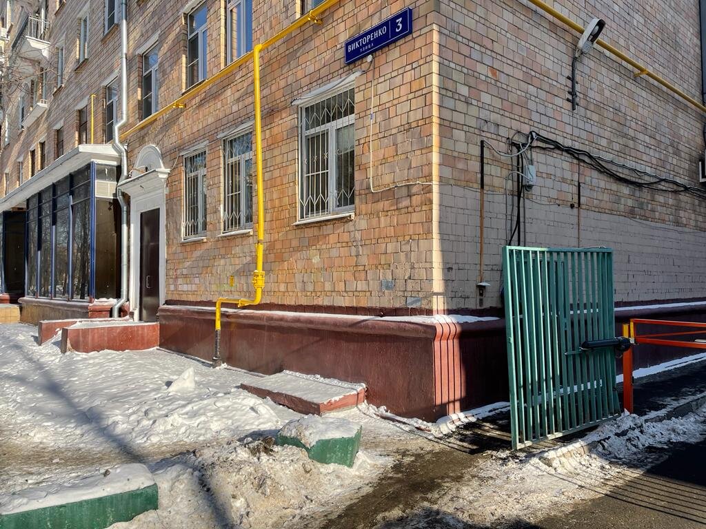 Викторенко, 3, именно тут нужно повернуть во двор