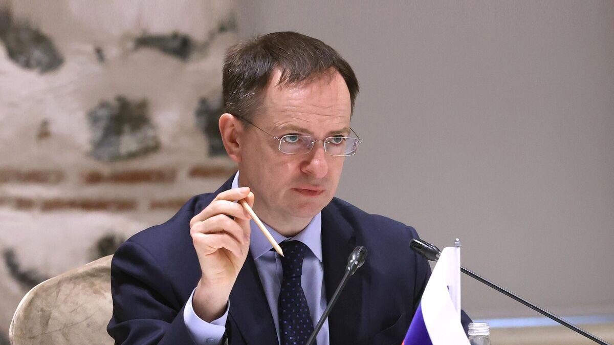    Помощник президента РФ Владимир Мединский во время российско-украинских переговоров во дворце Долмабахче в Стамбуле© РИА Новости / POOL